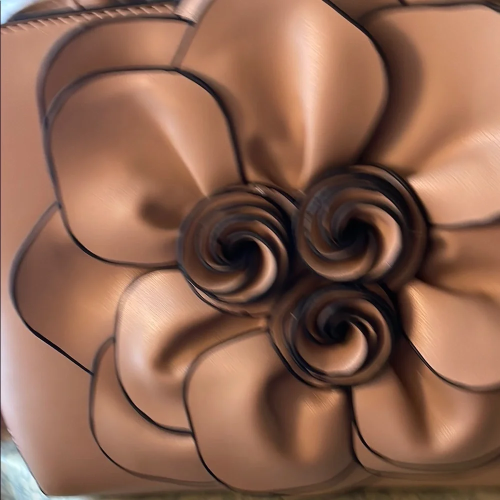 Elegant Tan Floral Handbag - Picture 7 of 7